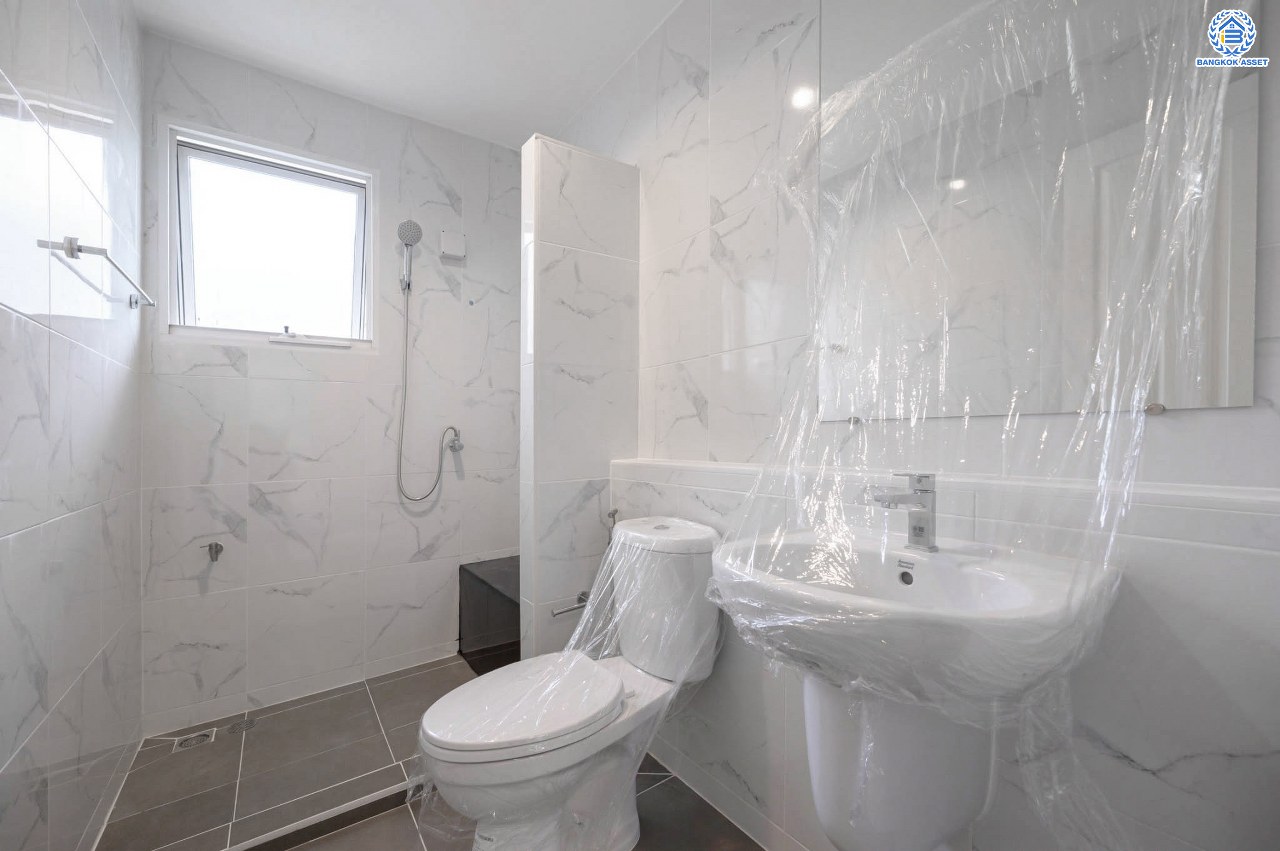 บ้านมือสองตกแต่งใหม่ แบรนด์ LH โครงการ มัณฑนา เพชรเกษม81 พร้อมรองรับทุกความสุข บนเนื้อที่ 54.4 ตร.ว. พื้นที่ใช้สอยกว่า 123.84 ตร.ม. พร้อมฟังก์ชัน 3 ห้องนอน 3 ห้องน้ำ จอดรถได้ 2 คัน บนทำเลเชื่อมต่อสู่ ถ.เพชรเกษม, ถ.พุทธมณฑลสาย4 ใกล้เดอะมอลล์ บางแค และม.มหิดล...